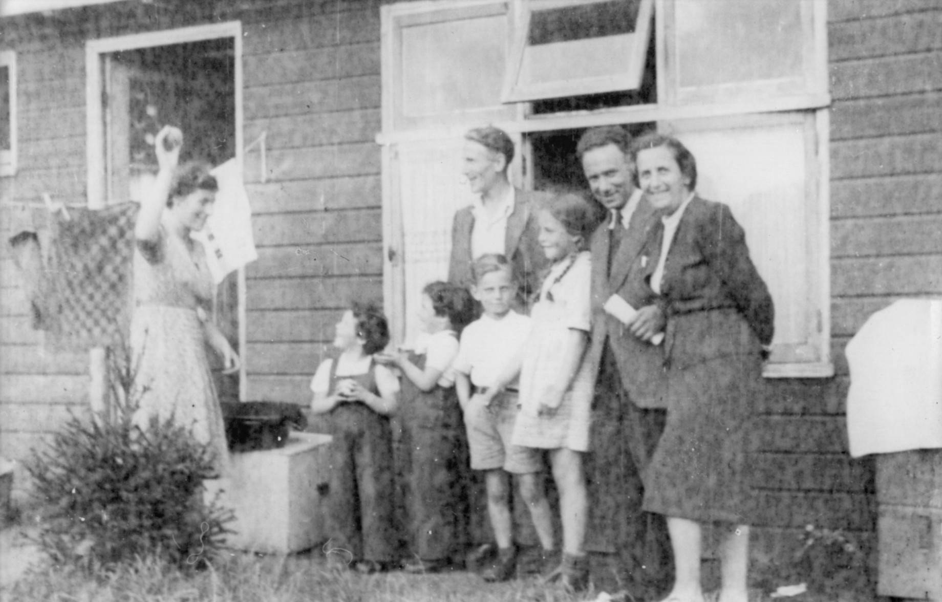 De ouders van Hans met Eva in kamp Westerbork voor hun huisje, 1945.