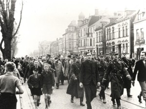 Joodse Bremenaren worden weggevoerd, november 1938.