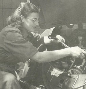 Riek na de oorlog als eerste vrouwelijke automonteur van Nederland.