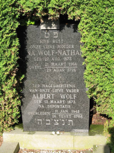 De grafsteen van de ouders van Elisabeth.