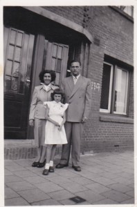 Netty en haar ouders in 1953 voor het huis waar haar opa woonde.
